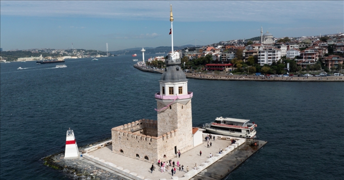 Meme kanserinde farkındalık için Kız Kulesi’ne pembe kurdele asıldı