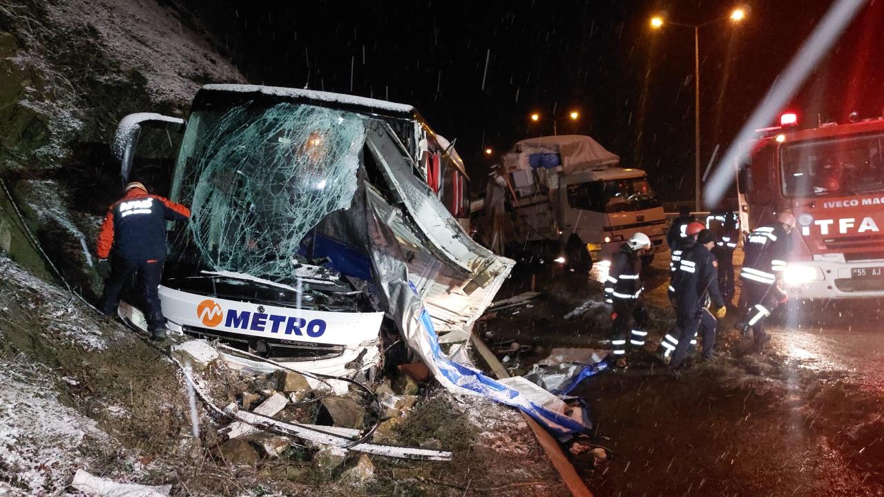 Samsun’da yolcu otobüsü kamyona çarptı, 1 kişi öldü, 16 kişi yaralandı
